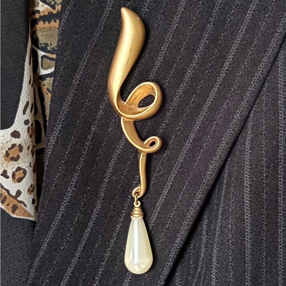 Gold Swirl Brooch with Pearl Drop - Picture 8 of 12